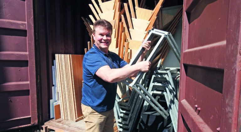 Lassi Jääskeläinen purkaa tavaroita kesäjuhlakontista.